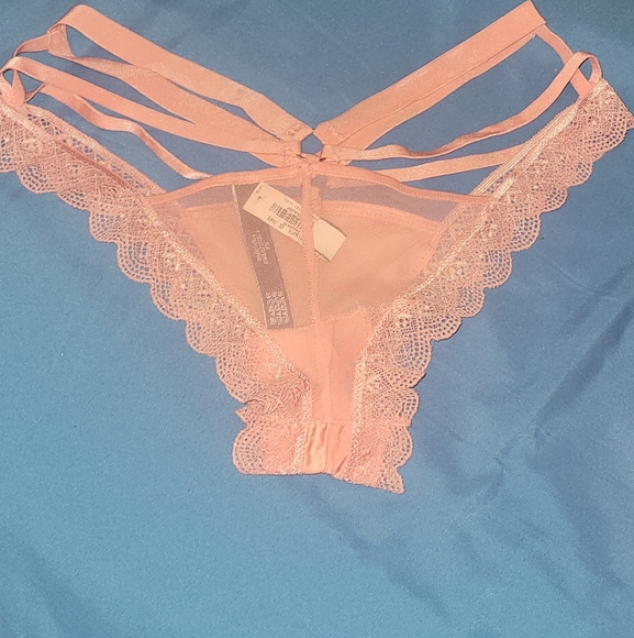 2 Cut-Out Cheeky Panties - Picture 4 of 9